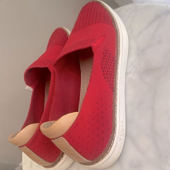 UGG Sammy Slip-On  6 - Picture 6 of 9